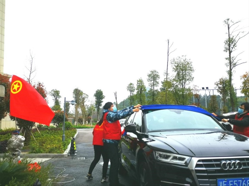 公司開展“學(xué)雷鋒、在行動(dòng)”志愿洗車服務(wù)活動(dòng)