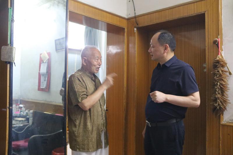 公司黨委書記、董事長周鴻春節(jié)慰問老黨員、軍轉干部