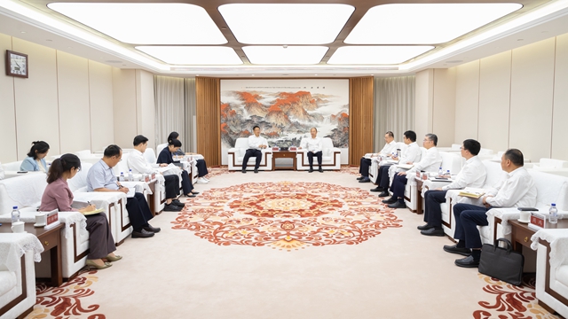 莫鼎革與湖南省委常委、岳陽市委書記謝衛(wèi)江舉行會談
