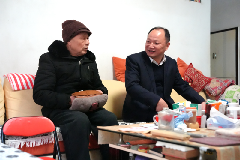 公司黨委走訪(fǎng)慰問(wèn)困難黨員和困難職工、看望慰問(wèn)老領(lǐng)導(dǎo)和老同志