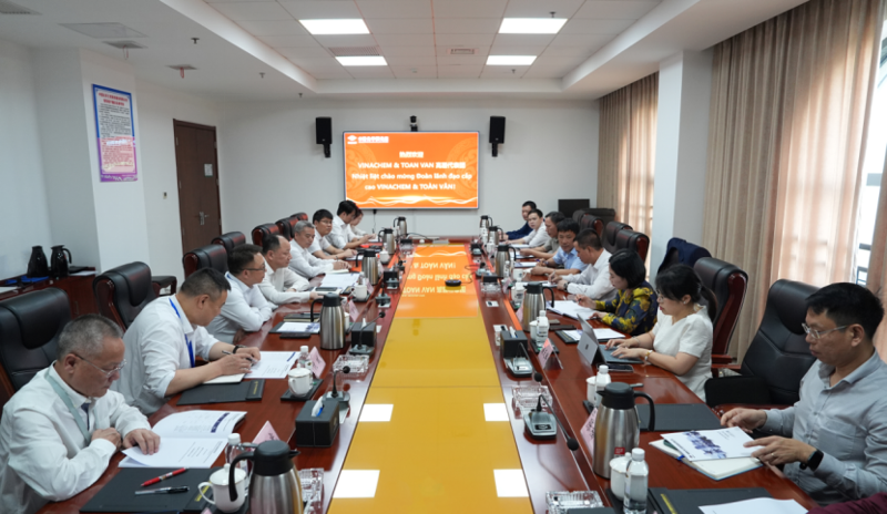 周鴻會(huì)見越南化學(xué)工業(yè)總公司寧平氮肥廠總經(jīng)理阮日憲、越南三云綜合貿(mào)易股份公司董事長(zhǎng)謝氏青云
